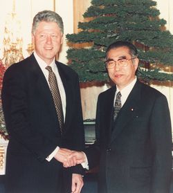 首脳会談に臨むクリントン大統領と小渕首相（c）時事