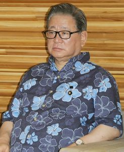 「政治決断」で独走中の自見・金融担当大臣（c）時事