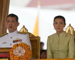 王族として初めて大使公邸を訪れたワチラロンコーン皇太子とシーラット妃（c）EPA=時事