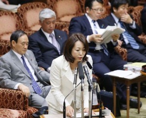  政府は強引に成立を目論んでいるが……　　（答弁する森雅子担当相）　（C）時事