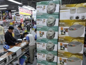  家電品を大量にまとめ買いする中国人も珍しくない（C）時事