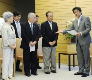  要望書を手に、拉致被害者家族会の飯塚繁雄代表（右から２人目）、横田滋さん早紀江さん夫妻らに着席を促す安倍首相（右端）＝４日午後、東京・首相官邸 （C）時事