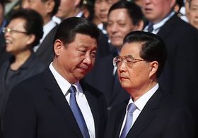 胡錦濤（右）から習近平への政権交代を前に激しい権力闘争が起きている（c）EPA=時事