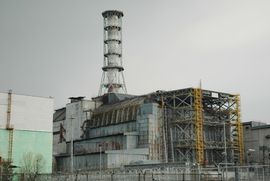 ICRPは不都合な事実を無視してきた（チェルノブイリ原発4号機の「石棺」）（c）時事