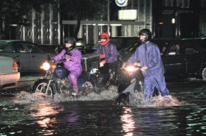 都心ではこんな大雨が続いても「渇水リスク」は減らない (C)時事