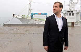 7月3日、北方領土・国後島の港に立つロシアのメドベージェフ首相 （C）EPA=時事