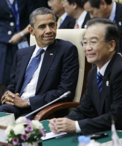  11月、プノンペンで顔を合わせたオバマ米大統領と中国の温家宝首相（C）EPA=時事