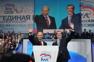 ９月24日、モスクワで行われたロシア最大与党「統一ロシア」の党大会に出席したメドベージェフ大統領（右）とプーチン首相 （C）EPA=時事