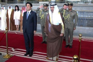  アラブ世界での饗宴にはアルコールはない（クウェートのジャービル首相と）（C）AFP＝時事