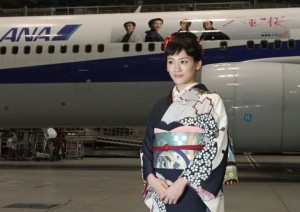  「八重の桜」主演の綾瀬はるかさん（後ろは同番組の出演者がデザインされた全日空のラッピングジェット）（C）時事