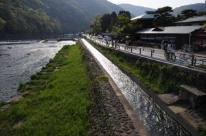  京都の治水の要・葛野大堰。5世紀後半の遺構は、上流の川底で発見されている（筆者撮影）