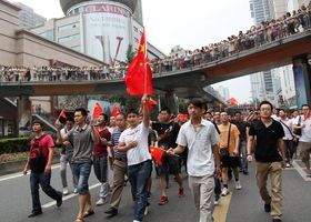 東アジアが新たな混乱の源泉に？（中国の成都で行なわれた反日デモ）（c）AFP=時事