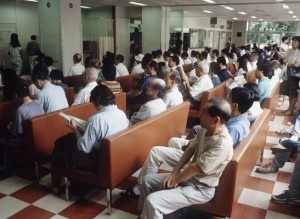  どこの病院でも待合室は常に満席（C）時事