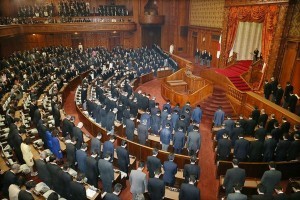  15日に開会された臨時国会中の成立を目指す　（C）時事