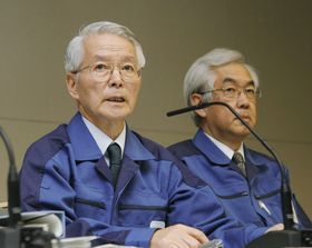 「東電の国有化」や「原発の国家管理」など幅広い議論が必要だ（会見する勝俣恒久会長＝左＝と武藤栄副社長）（c）時事