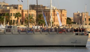  イタリアの警備艇に救助されるシリア難民ら　（C）AFP＝時事