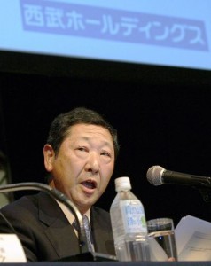  3月26日、記者会見する西武HDの後藤社長 （C）時事
