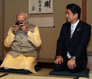  きちんと正座もして……　（C）AFP＝時事