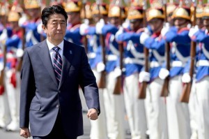  8月1日、ブラジルのルセフ大統領との会談を前に歓迎を受けた安倍首相 （C）AFP=時事