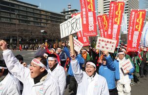 今年２月、ＴＰＰへの参加反対を訴え東京・霞が関の官庁街をデモ行進する全国のＪＡグループの青年部員ら （C）時事