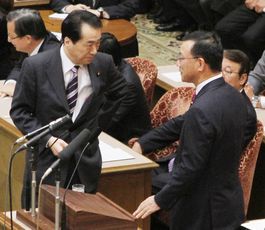 2月23日、党首討論を前に言葉を交わす菅直人首相と自民党の谷垣禎一総裁 （C）時事