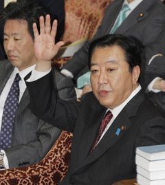 衆議院予算委員会で答弁のため挙手する野田首相（右）（C）時事