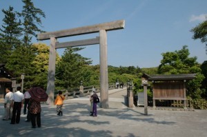  伊勢神宮、内宮の入口「宇治橋」の前の大鳥居（筆者撮影）