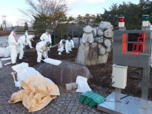  当初の除染作業は自衛隊の協力もあったが……（福島県飯舘村）　（C）時事