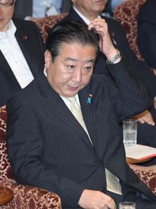 １１月８日の会見で頭を下げるオリンパスの高山修一社長 （C）AFP=時事