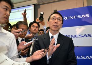７月、大規模なリストラ策を発表した赤尾泰社長 （C）時事
