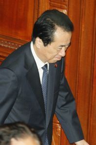 国会の70日間会期延長が議決され、笑顔で衆院本会議場を後にする菅直人首相 （C）時事