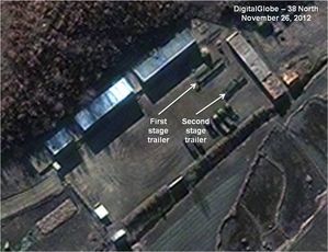 米ジョンズ・ホプキンス大コリア研究所が11月29日に公表した北朝鮮西部・東倉里の「西海衛星発射場」を写した衛星写真。写真右上にミサイルを運ぶトレーラーが２台並んでいる＝26日。［デジタルグローブ社撮影］（C）時事