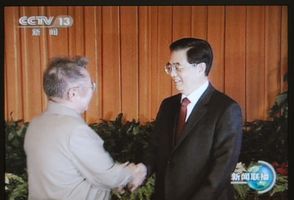 北朝鮮の金正日総書記（左）と中国の胡錦濤国家主席の会談を報じる中国中央テレビ （C）時事