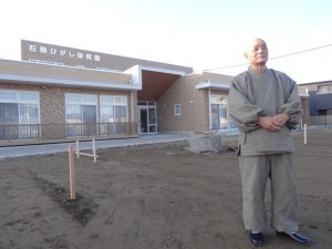  さまざまな支援で落成にこぎつけた「石巻ひがし保育園」と小野崎秀通住職＝石巻市渡波地区伊勢町（筆者撮影）