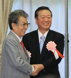 5月24日、合同誕生会で握手する民主党の小沢一郎元代表と渡部恒三最高顧問 （C）時事