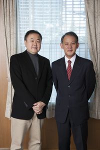  渡辺靖氏（左）と宇野重規氏（写真はすべて新潮社）