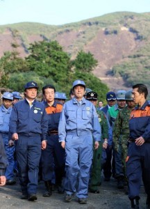  10月27日に伊豆大島の被災現場を視察した安倍首相 （C）時事