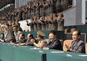  サッカーを観戦する金正恩氏（前列右から2番目）。そこから左3人目が張成沢氏、その左横が李永吉氏 （C）AFP=時事
