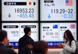  大発会翌日の1月6日、日経平均は約3週間ぶりに1万7000円の大台を割り込んだ（Ｃ）AFP＝時事