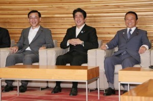  消費税については安倍首相も麻生財務相に一任か？（C)時事