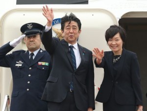  欧州歴訪へ出発する安倍晋三首相（中央）と昭恵夫人（右）＝4月29日午後、東京・羽田空港 （C）時事