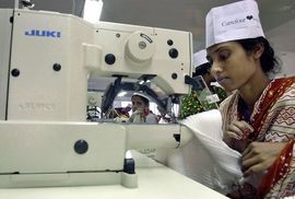 労働意欲の高い作業員たち（c）AFP=時事