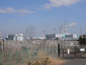 高い柵で囲まれた再処理工場（写真は4点とも筆者撮影）