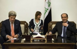  6月23日、バグダッドで会談したケリー米国務長官（左）とイラクのマリキ首相 （C）AFP=時事