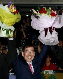 ソウル市長選で当選し、支持者と勝利を祝う朴元淳氏 （C）EPA=時事