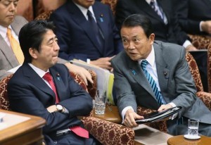  安倍首相も麻生金融担当相もまったく動く気配がない　（C）時事