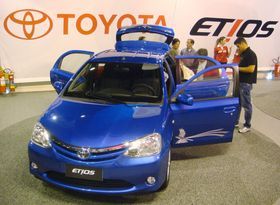 9月からブラジルでも販売される新興国向け小型車「エティオス」（c）時事
