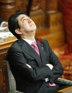  2日午後、参院本会議で天井を見上げる安倍晋三首相 （C）時事