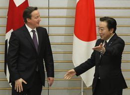 キャメロン首相（左）のためにいつもと違う日本酒を用意した野田首相（c）AFP=時事