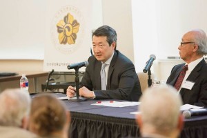 シンポジウムに参加したビクター・チャ氏（中央）